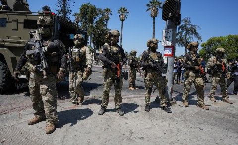 Agentes federales realizaron arrestos durante una redada de ICE cerca de un Home Depot en el Parque MacArthur, en Los Ángeles.
